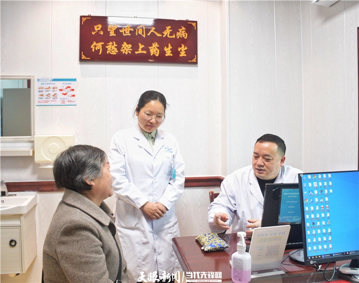 贵中医大二附院风湿免疫专家安阳(右一)为患者把脉问诊.jpg