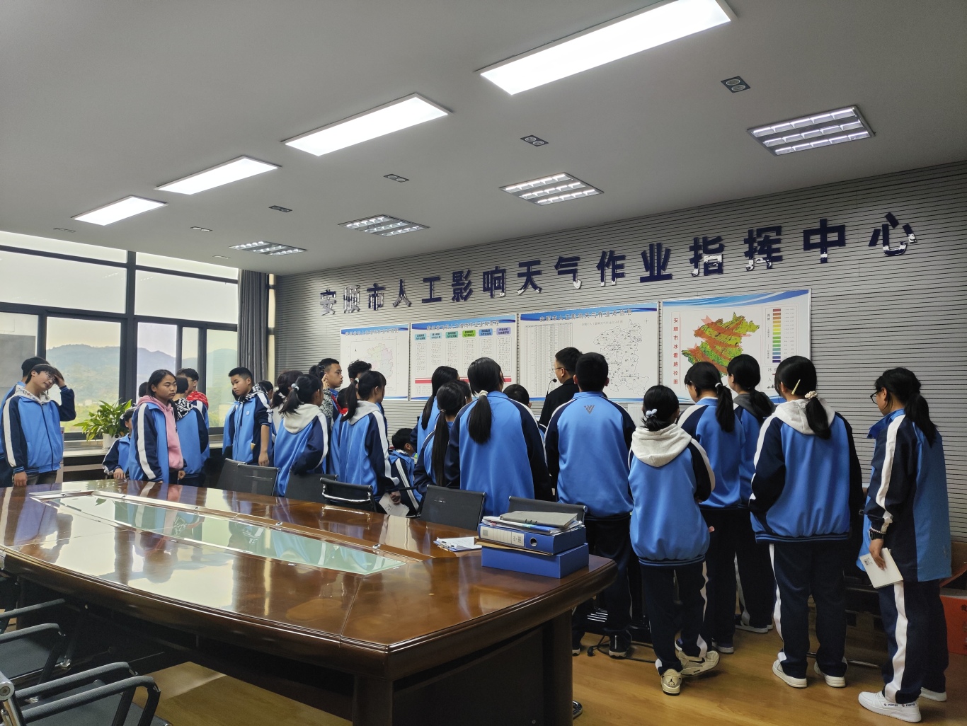 学生到安顺市气象局科普教育基地参观.jpg