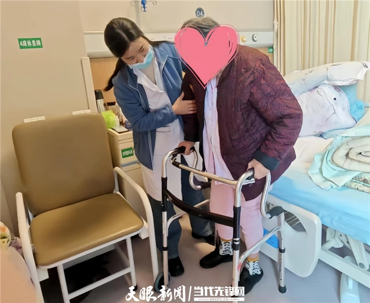 104岁老年髋部骨折患者在术后第二天在医生的搀扶下下床站立.jpg