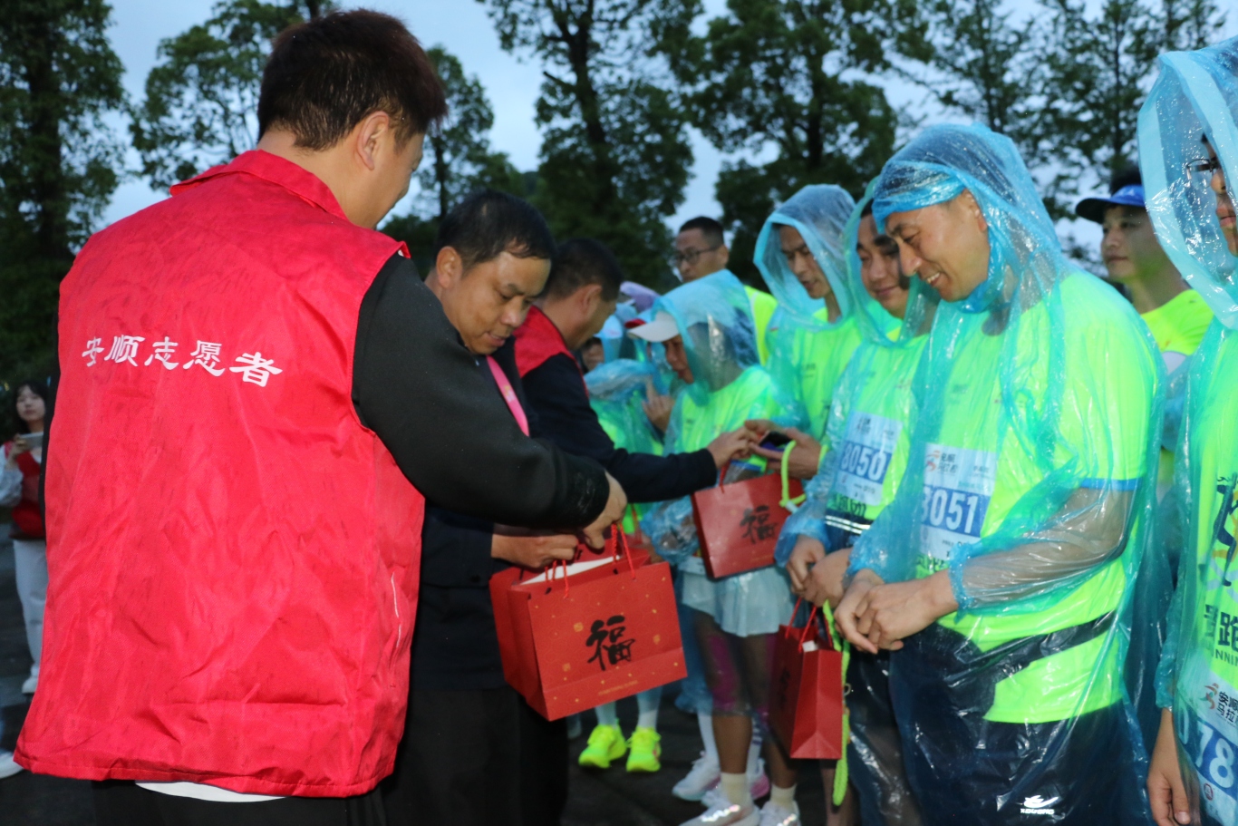 为全体盲人参赛运动员送上爱心物料包-FZ10022068137.JPG