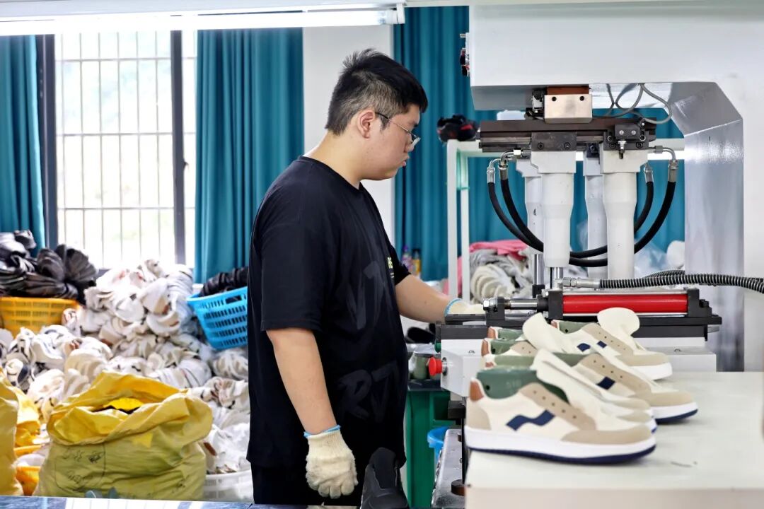 21岁的鲁启航在刚投产的新生产线上操作设-FZ10022067422.JPG
