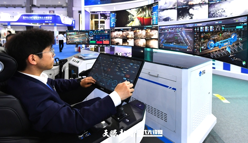 dD0xNzc5MTg0MjQ1X3I9NDU1OTdlNTlfdz04MDBfcT0xMDBfZT1KUEc=.webp 3 观众在体验一体化沉浸式决策控制平台,通过人机交互实现地面对井下设备的“看”“听”“控”一体化的决策控制。ZLS_9362.JPG