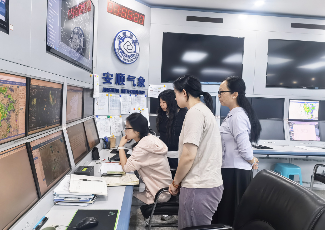 市气象台业务人员开展值班值守工作.jpg