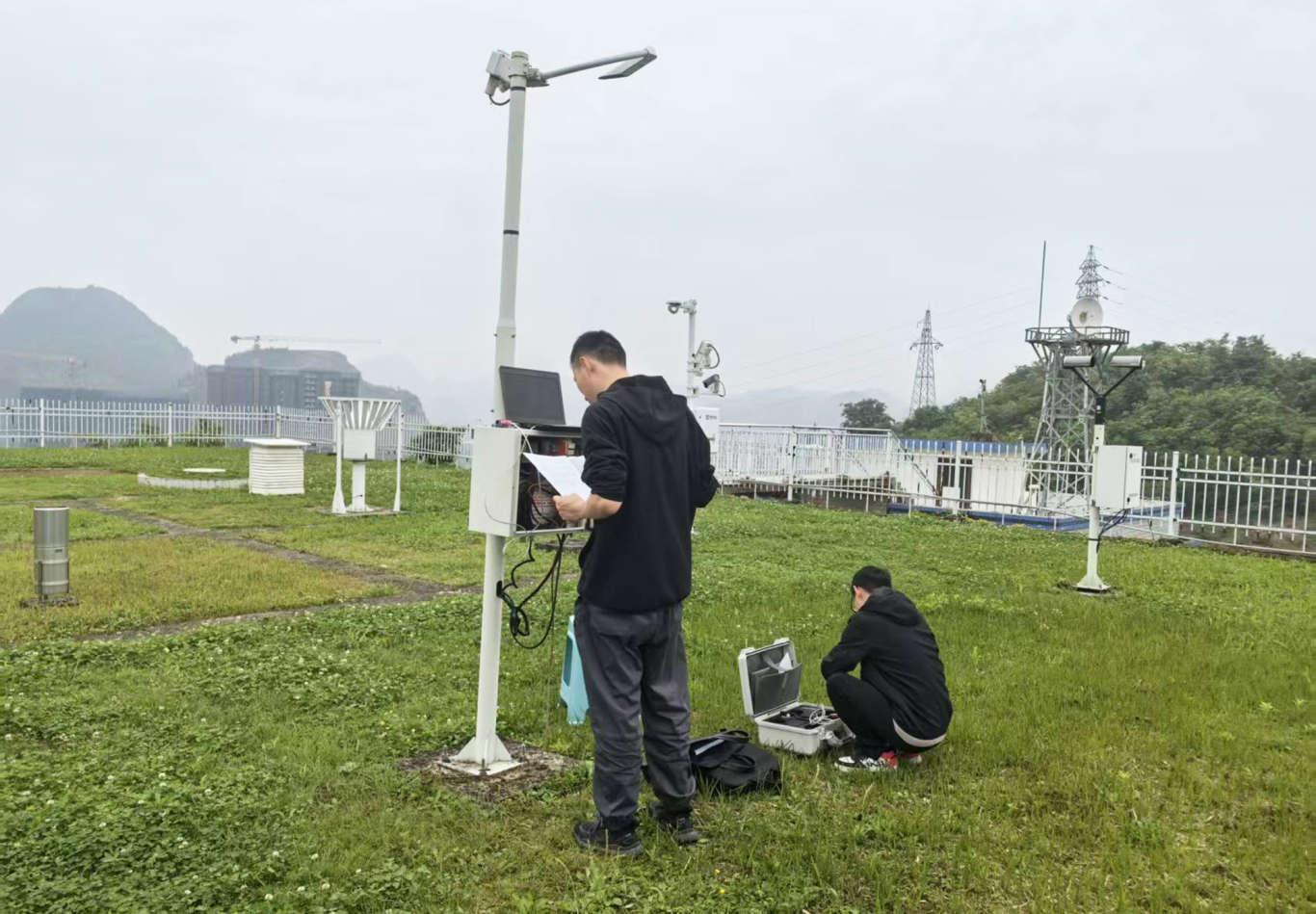 市气象局工作人员维护核查气象仪器设备.jpg