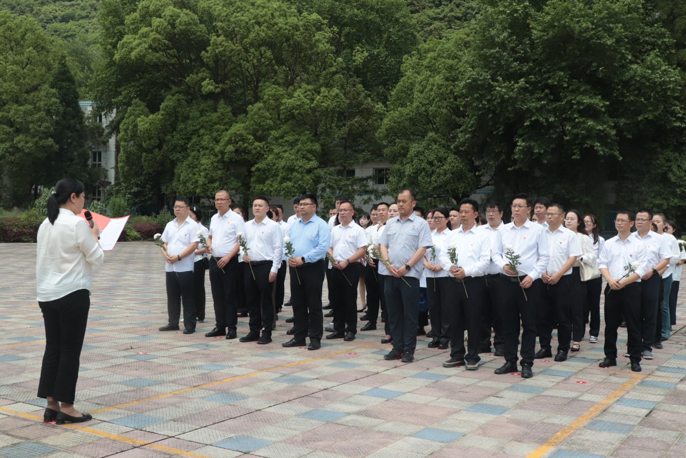 党员干部们进行红色缅怀仪式-FZ10022093696.JPG
