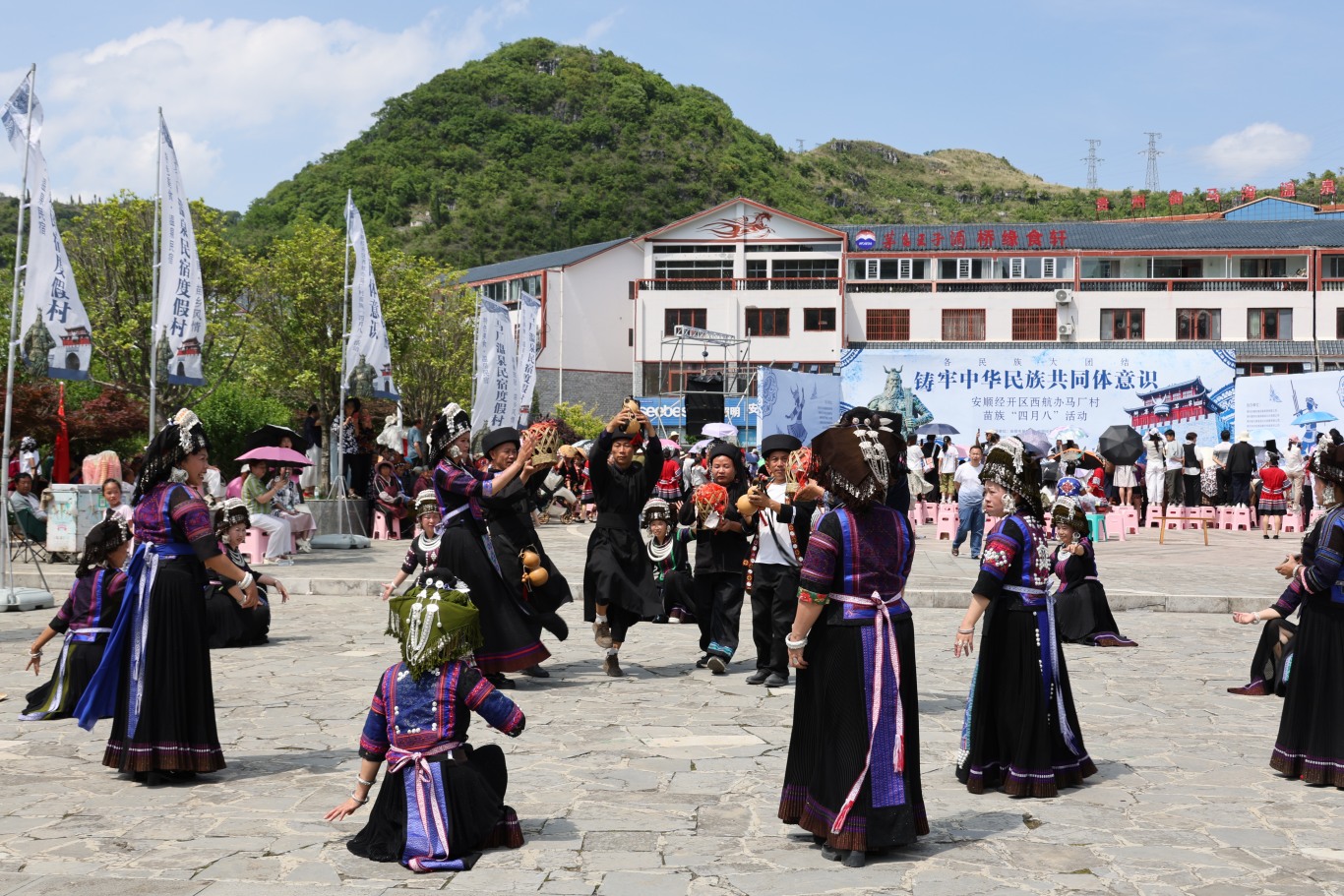 安顺经开区西航办:笙歌踏舞庆佳节 同心共-FZ10022095601.jpg