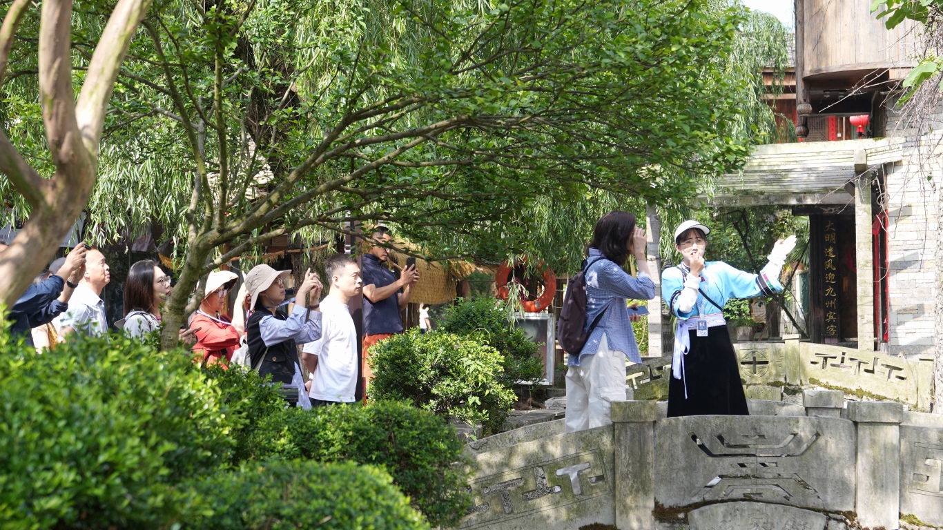 广州市优秀技术工人与先进职工走进天龙屯堡-FZ10022094551.jpg