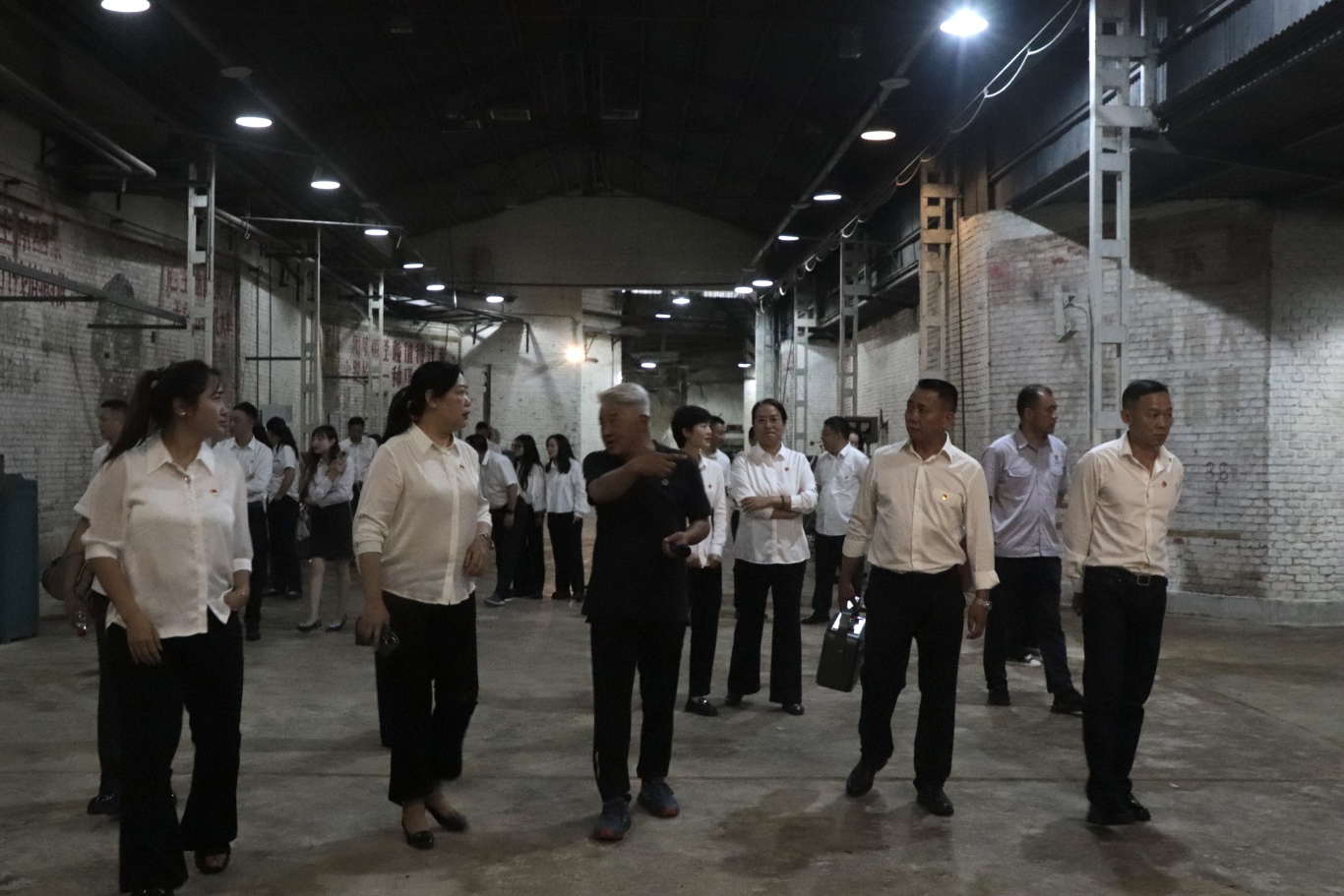 党员干部们实地观摩三线贵州航空发动机厂旧址（菜花洞）.jpg