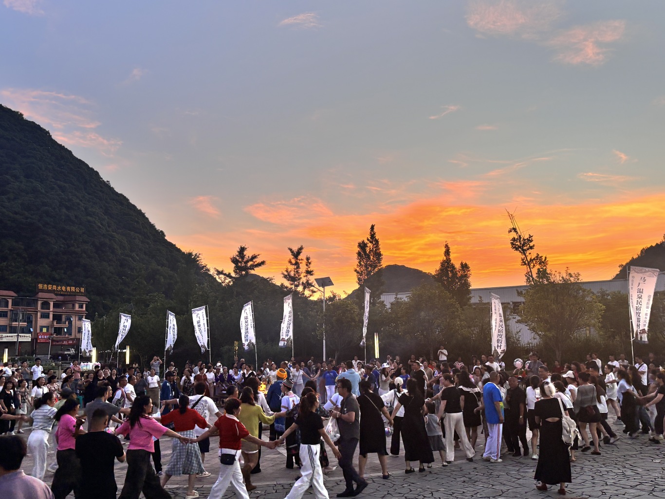 安顺经开区西航办:笙歌踏舞庆佳节 同心共-FZ10022095607.jpg