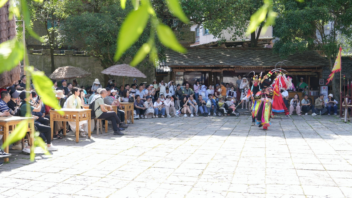 广州市优秀技术工人与先进职工走进天龙屯堡-FZ10022094550.jpg