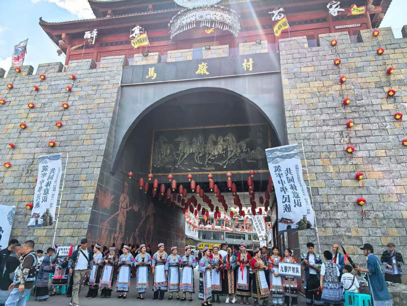 安顺经开区西航办:笙歌踏舞庆佳节 同心共-FZ10022095595.jpg