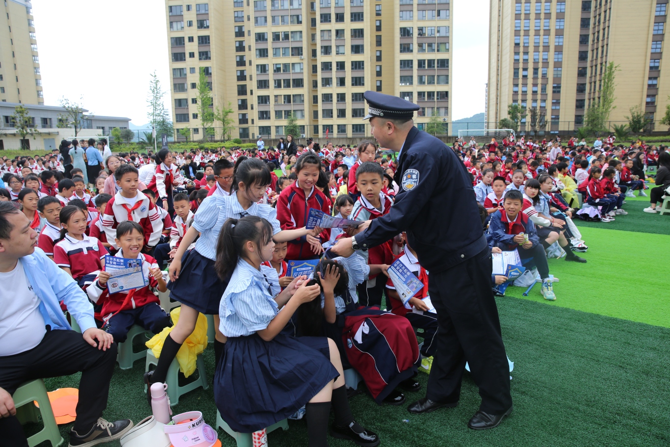 安顺经开区：警心伴童行 欢庆度“六一”-FZ10022129937.jpg