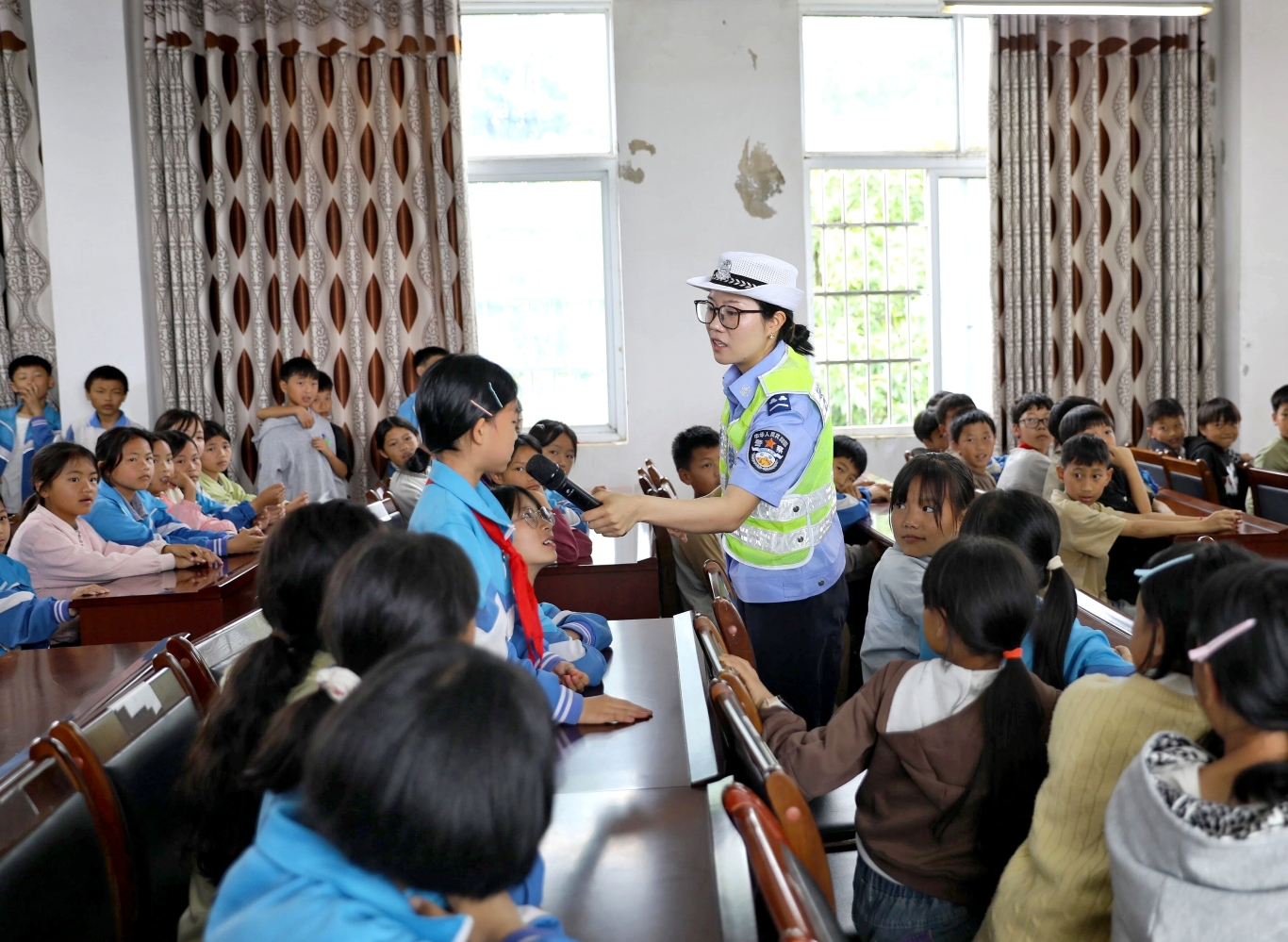藏蓝护航“六一”!关岭公安把“平安课堂”-FZ10022129221.jpg