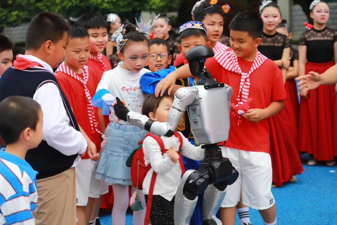 欢度“六一”:机器人表演受追捧 (6)-FZ10022127756.JPG